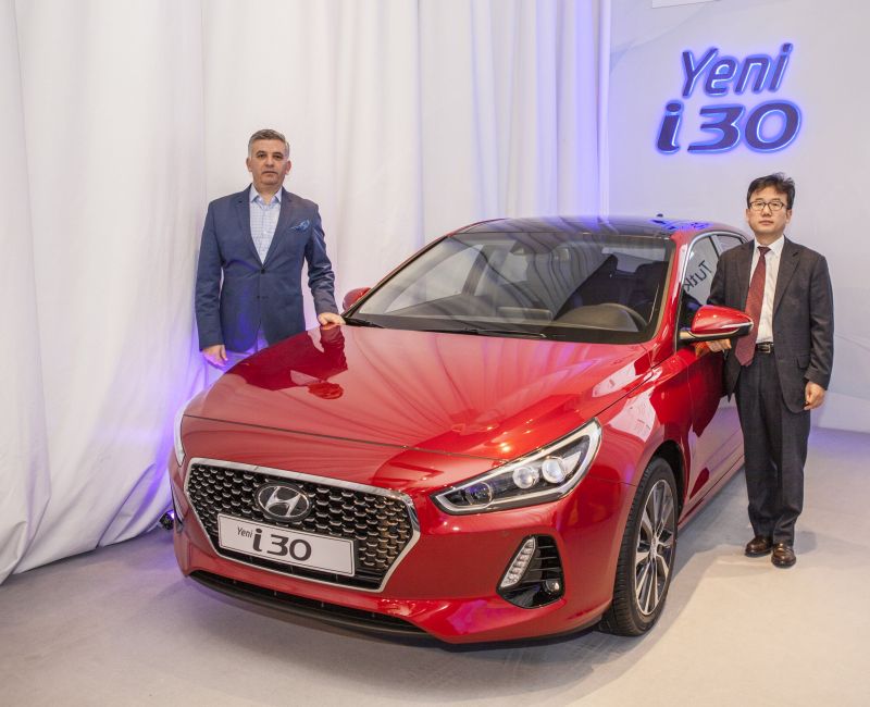 Onder-Goker ve Mong-Hyun-Yoon, İzmir'de düzenlenen yeni i30 basın tanıtımında yeni modele çok güvendiklerini, yıl sonuna kadar toplam 5 bin adet satılmasını planladıklarını açıkladı.