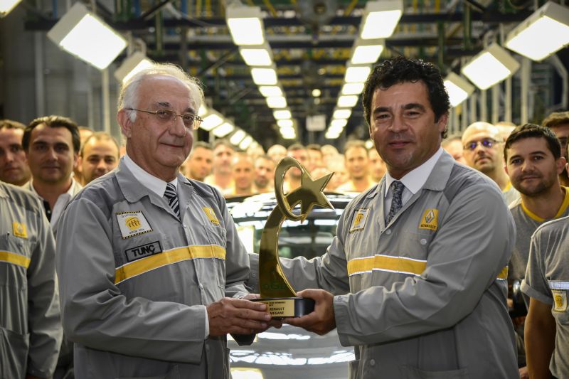 Yılın Otomobili ödülünü Renault Mais Genel Müdürü Berk Çağdaş’tan alan Oyak Renault Genel Müdürü Tunç Başeğmez (sağda) ödülü fabrikadaki şeref köşesine kaldırdı.