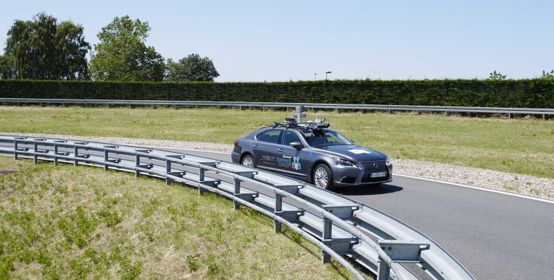 Sürücüsüz Toyotalar trafikte