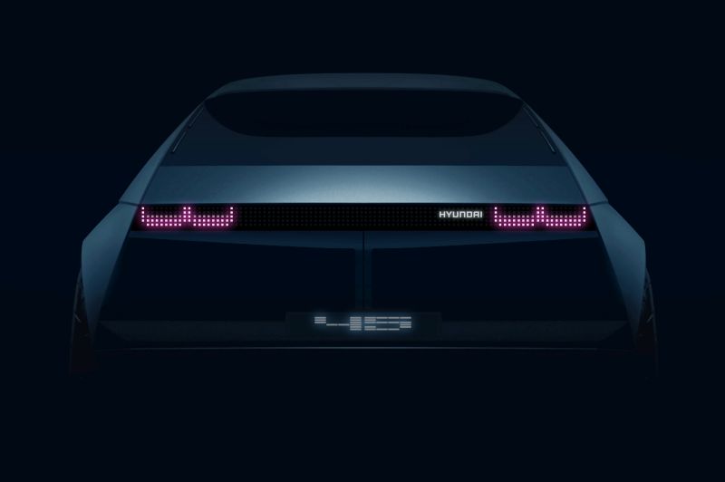 Yeni elektriklisini fuara sakladı
