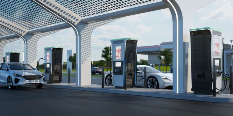 Dört aracı jet hızıyla şarj ediyor