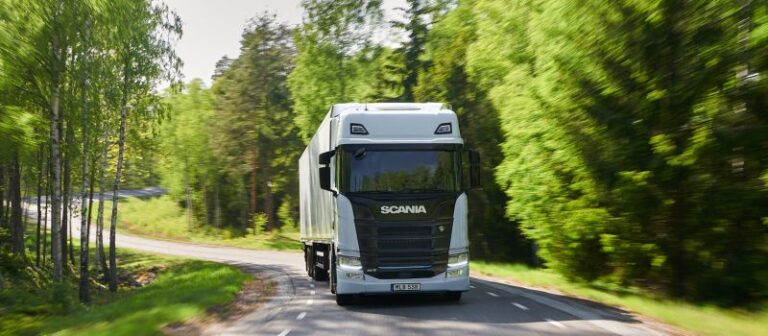 Scania kamyonu fişe taktı