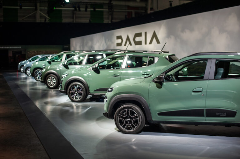 Dacia yeni kimliğiyle Paris’e hazır