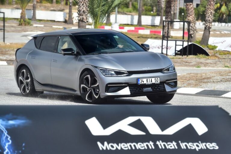 Kia iki modelle voltajı yükseltti