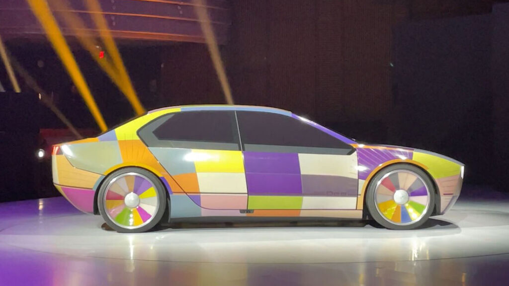 BMW renkten renge giriyor